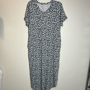 Chic Black and White Leopard Maxi Dress